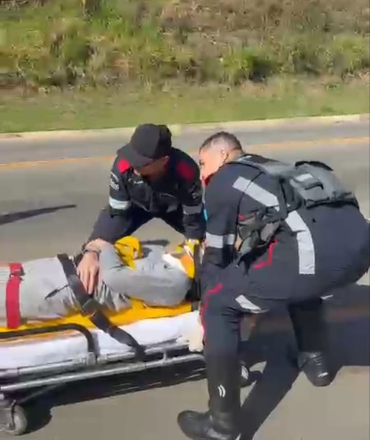  Carro bate em poste na Estrada da Mina; uma pessoa ficou ferida